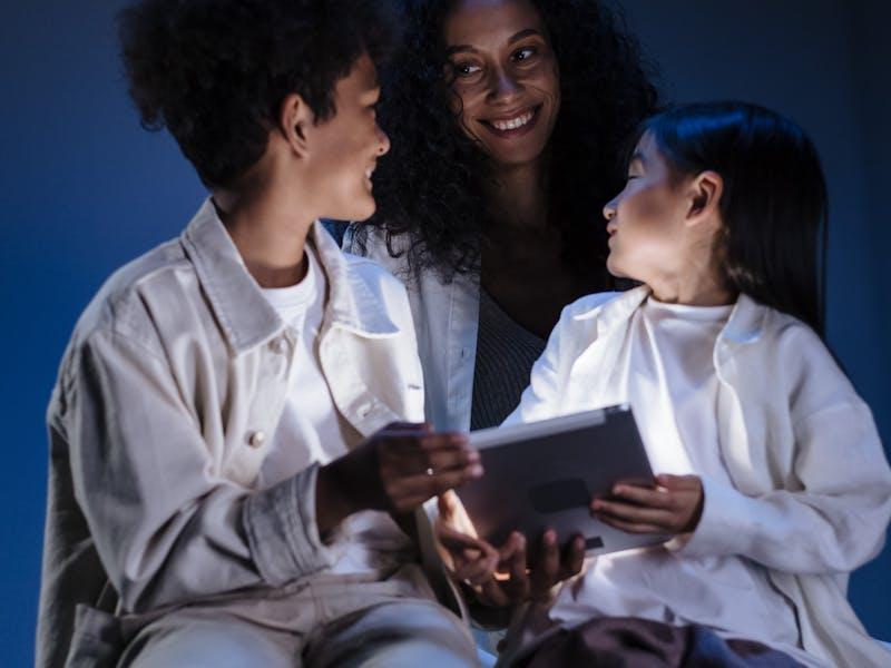 Familie schaut gemeinsam auf ein Tablet